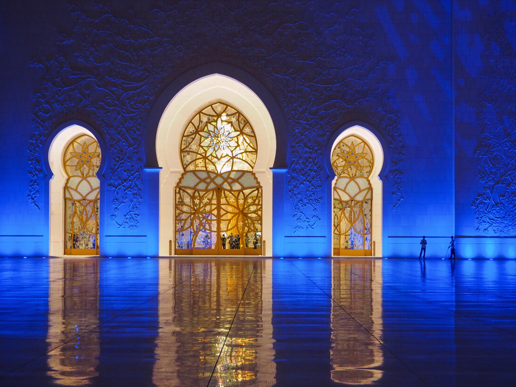 Sheikh Zayed Mosque • Facts and Feelings from a Night-time Visit